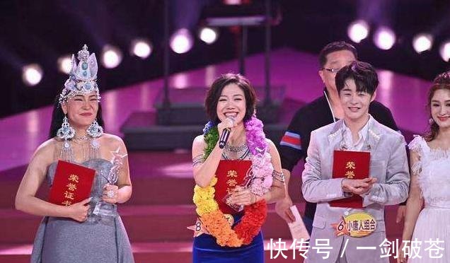 香港街頭|她是星光大道的冠軍,曾登央視春晚,如今卻在香港街頭賣唱