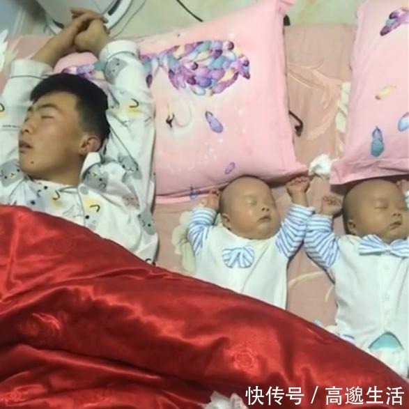 双胞胎|爸爸陪双胞胎睡觉,看到这三人的睡姿,网友直呼:亲生的错不了
