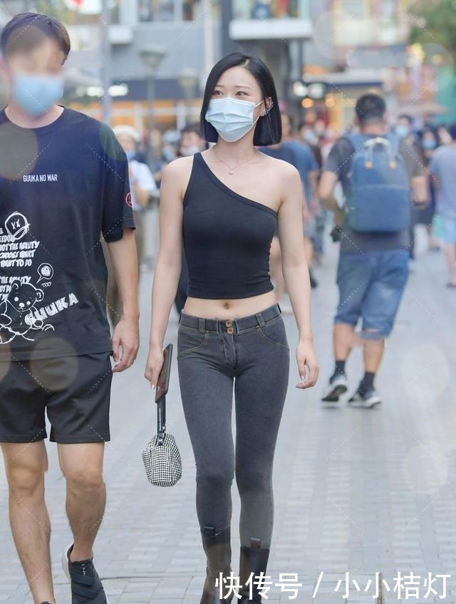 肩衣|黑背心与露脐牛仔裤搭配,轻松成了人群的焦点