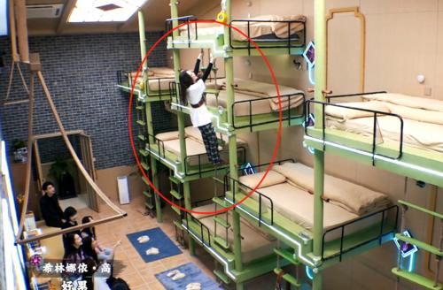 硬糖少女团综遭吐槽，把嘉宾安全当儿戏，希林睡5米高的床引热议