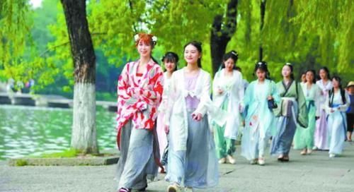 初中生|学生的校服这么丑,为什么不能用汉服当校服?家长和老师率先反对