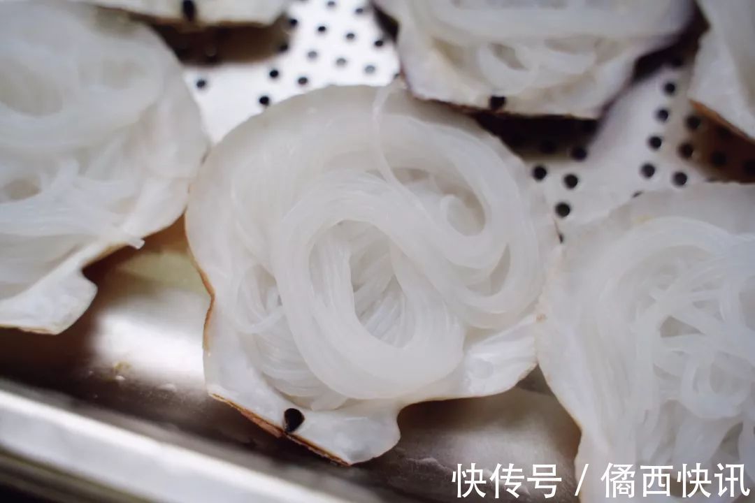 吃8个扇贝要配2头蒜，这样的蒜蓉粉丝蒸扇贝味最正！蒜香超浓郁！