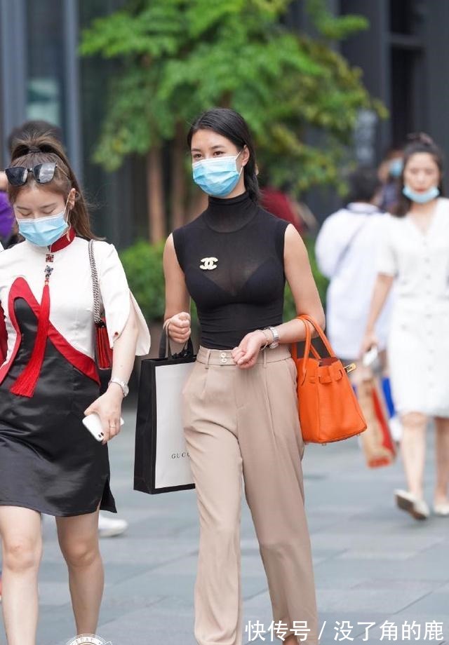 美女 穿“涤纶”打底裤的美女，造型风格娴静又好看，气质凸显！