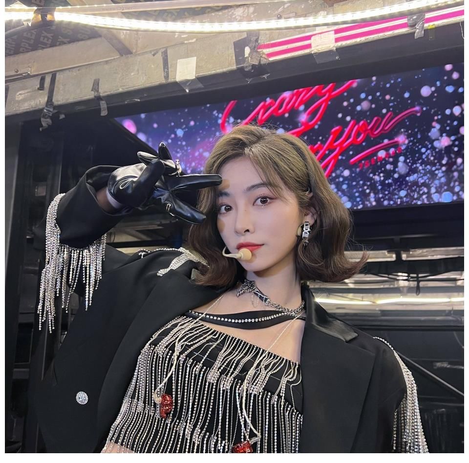 许佳琪的舞台照,爱看一些自信又吸引的美女