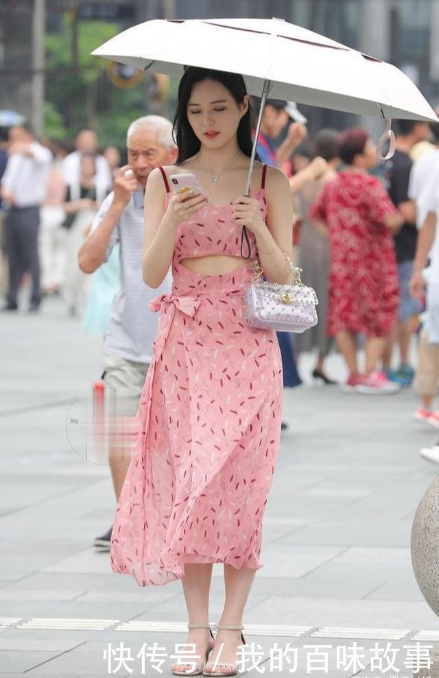 粉色花花长裙搭配银色高跟鞋,简约时尚,气质俱佳