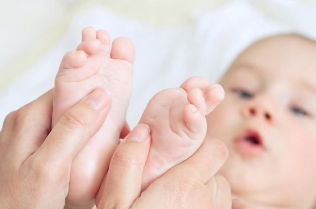 发育|常摸宝宝4个部位,孩子不仅睡得好,大脑发育也更聪明