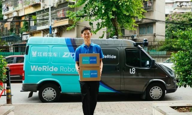 中通快递|中国首款L4级Robovan发布！文远知行商用落地两条腿走路