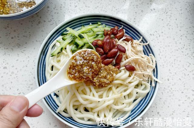 主食|夏天必备清爽主食鸡丝凉面,拌一拌10分钟上桌,酸辣又开胃
