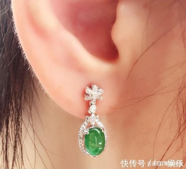 风情|翡翠耳环——少女风格的耳环,点缀出微微一露的风情