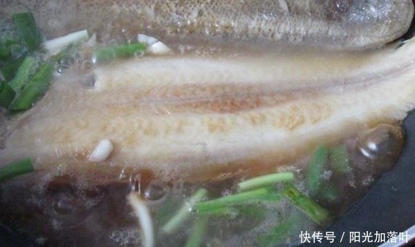 不粘锅|煎鱼时,不要直接用油煎,再加1步“它”,不粘锅,还要闻