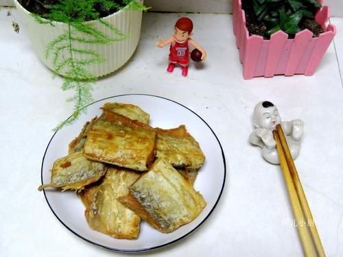 明儿|煎带鱼时,千万别调面糊,大厨:很多人不知道,难怪煎鱼破皮粘锅