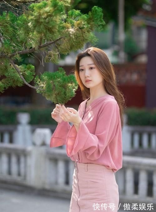 瑜伽裤 小姐姐穿上了,黑色的紧身瑜伽裤,走在街上真是满满的回头率