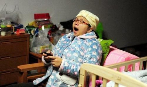 大鱼大肉|宝爸下楼倒垃圾迟迟不回，坐月子的宝妈起疑，朝楼下一看哭笑不得