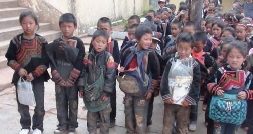 尼龙|两个穷人家的“自制书包”扎心了:一个让娃自信,一个让娃自卑