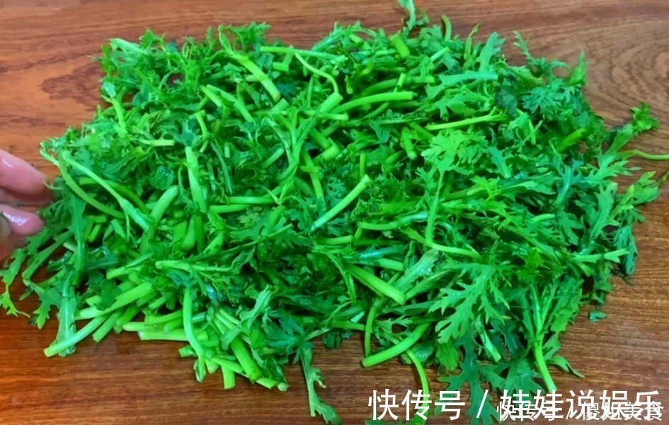大蒜|天冷了,这菜要多吃,2元一斤,不放肉也很香,鲜嫩翠绿特下饭