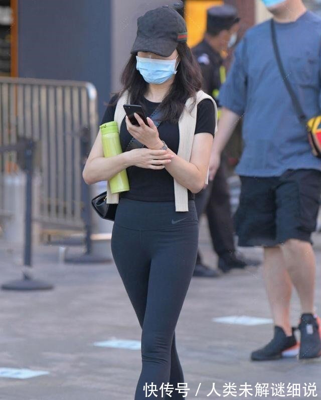 美人 裸色背心搭配瑜伽裤,清纯气质,大方美丽!