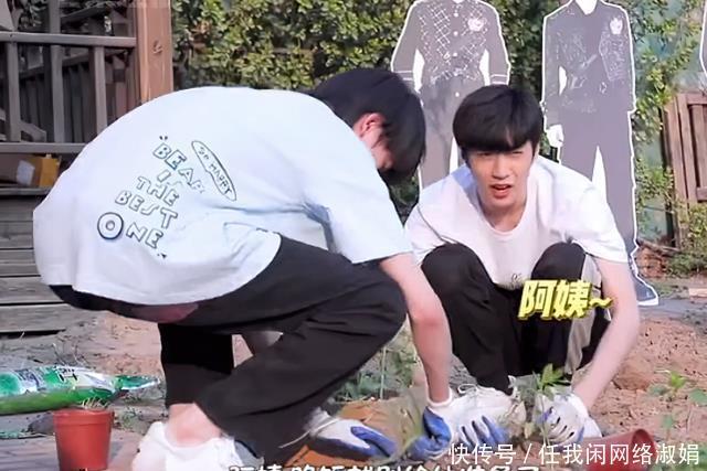 小宋 宋亚轩悄悄拔阿姨的葱,刘耀文立马告状,说的话让小宋不敢吃葱