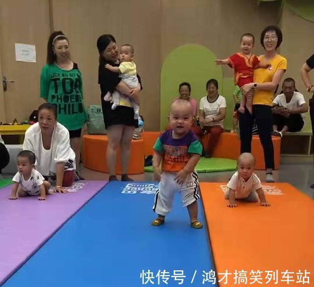 犯规|宝宝参加爬行比赛,半路却学会“走路”,其他宝宝一脸懵:他犯规