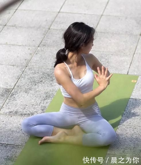 动作|瑜伽美女展示身体柔韧性,3个动作,让身体变柔软