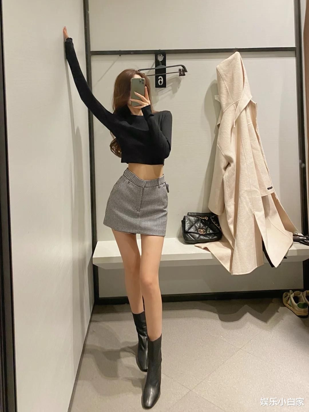 成熟优雅的小姐姐，穿着时尚的带百褶裙的毛衣，露出骄傲的姿态