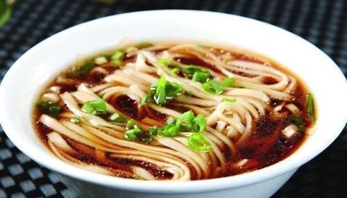 清汤面，面条直接煮就错了，难怪不筋道不好喝，大厨这样做才对