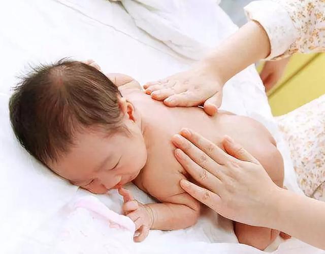 生长发育|新生儿抚触你了解多少四个部位多抚摸,能促进娃大脑发育