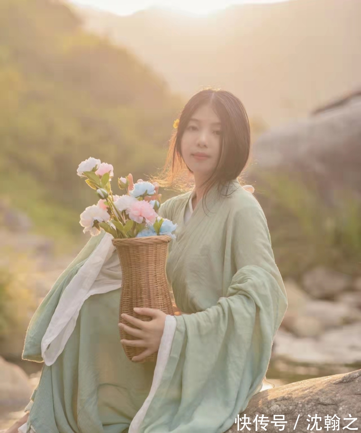 鹅毛雪!五言格律:闲游增意气,独坐赋诗章。缱绻迷幽径,寻梅醉暗香