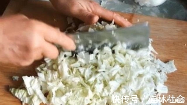 白菜饺子，有人焯水有人直接包？都不对！教你最正确做法，太香了