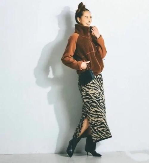 最近火了一种穿法：羊羔毛外套+裙装，时髦不冻人，潮人都上头了