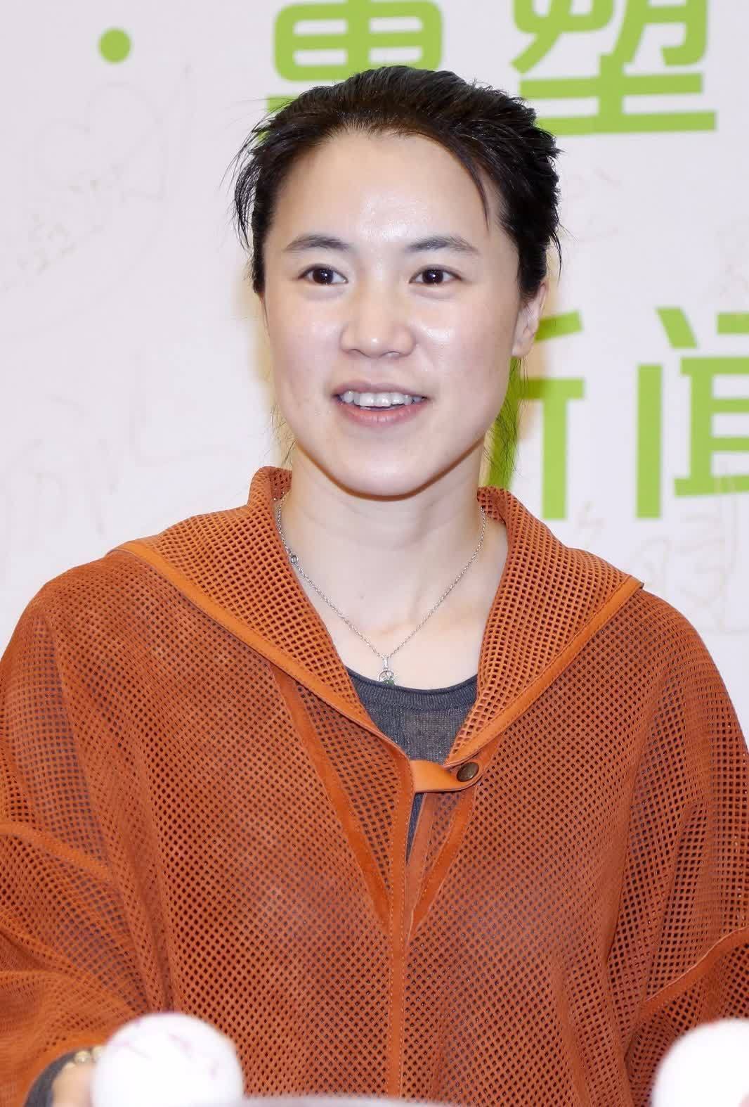 女儿|王楠5岁女儿跑20圈,盯国乒合照目不转睛,或是未来之星?