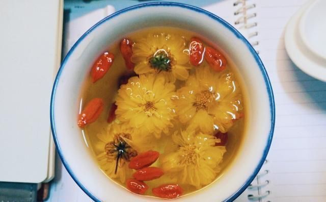 胆红素|晨起若有这4个迹象,或是肝脏已“变硬”,劝你早做肝CT,别忽视