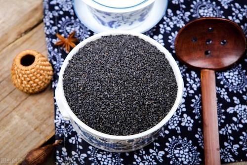 多吃黑芝麻能让头发变黑？这样做更能恢复头发活力