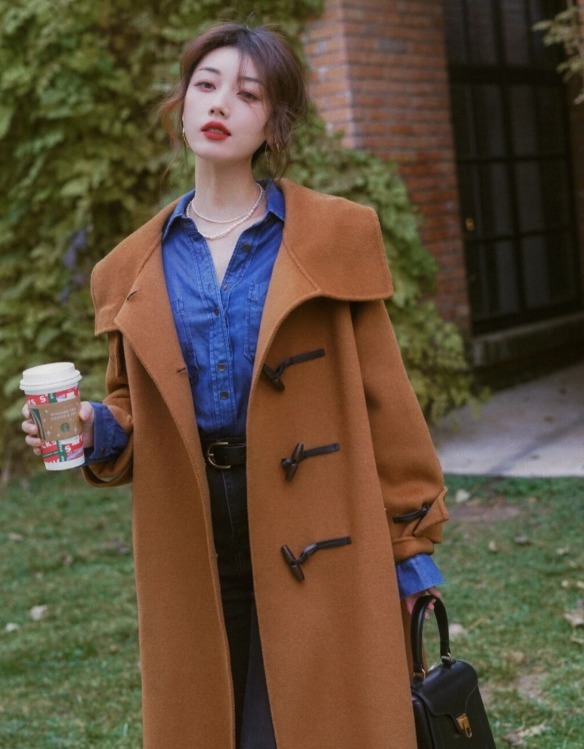 牛角扣|棕色大衣穿腻了?建议尝试叠穿法则,让你美得不一样,高级又洋气