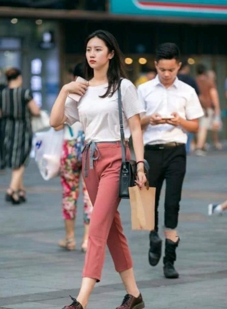 身材高挑|街拍：身材高挑的美女，一件白色一字肩配蓝色牛仔裤，都市丽人范