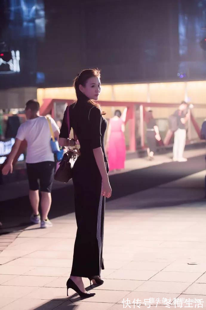 小姐姐|美女脚上搭配一双高跟鞋，这样的穿搭既简约又显高和显瘦