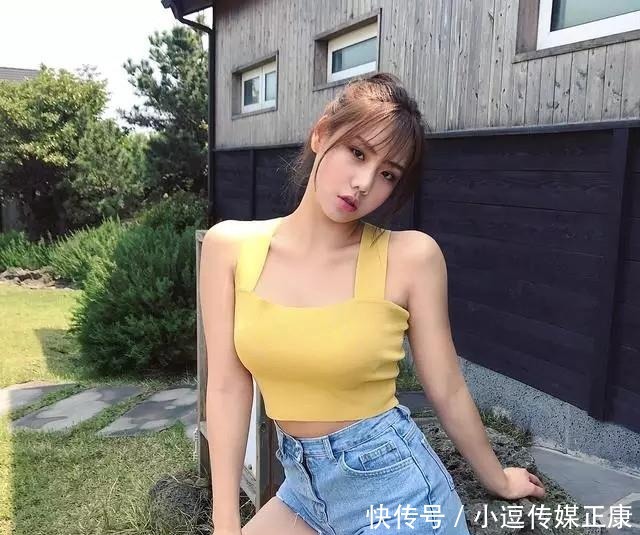 短裤|身材曼妙的牛仔短裤美女,紧致曲线让人眼前一亮!