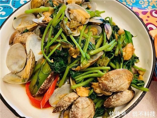 和媳妇自驾出去玩,当地朋友做一桌菜招待,上桌后让人直咽口水