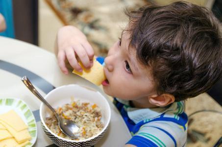 生长激素|儿子不足一米七,朋友教了一个小方法,孩子不出三个月长了十厘米