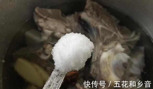 鲜美|想不想和我一起做白萝卜牛脊骨汤，不仅味道鲜美，更是营养丰富！