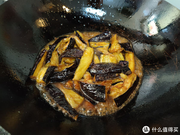 炒茄子,有人焯水,有人直接炒,大厨教你正确做法,不吸油更入味