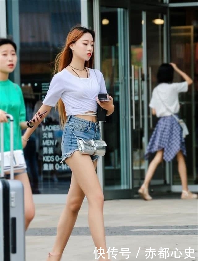 街拍美女:牛仔热裤身材高挑的妹纸,性感穿搭显得她格外的有气质