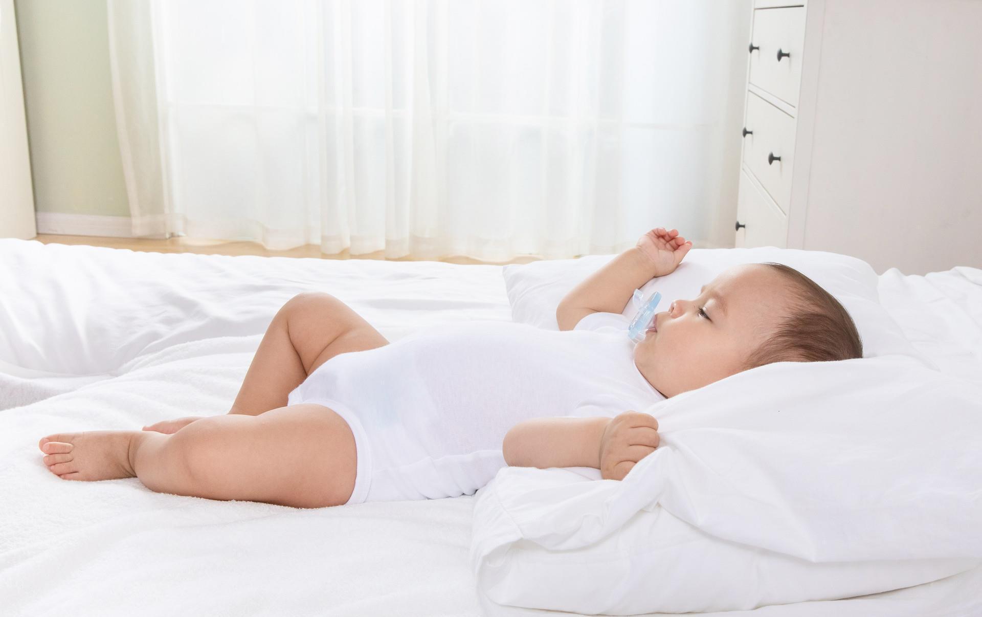 睡眠|婴儿一晚上醒几次正常?0-1岁宝宝睡眠需求表,父母可自查