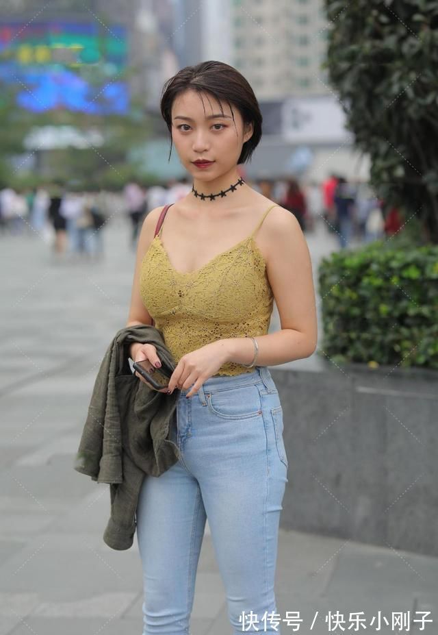 天蓝色 纯蕾丝时尚上衣,搭配蓝色牛仔裤,酷飒时髦的前卫清爽穿搭