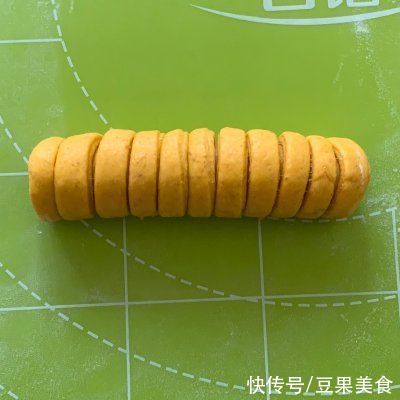 你和幸福就差这一份毛毛虫南瓜全麦排包