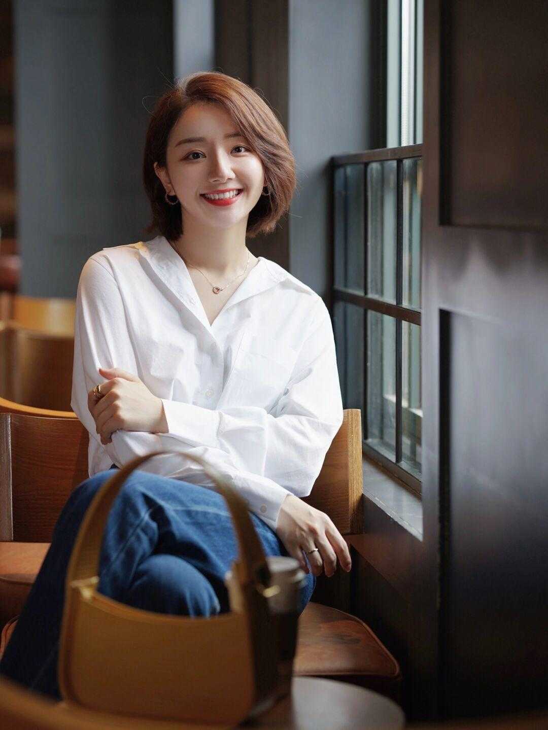 衬衫搭配|春天穿衣别再盲目跟风了!白衬衫+牛仔裤是今年顶流,简单大气