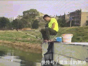 |搞笑GIF:妹子,你是个有才华的人,就是太贪玩了!