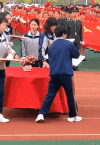 |搞笑GIF:好了 表演结束了 同学们都辛苦了