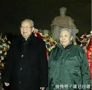 杂记@华国锋毕生书法墨迹存留甚少,但其书写的一篇杂记,却成书坛绝唱