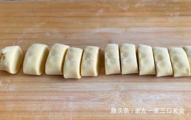 宅在家里做美食，玉米面粗粮发面饼，一压一个，柔软细腻口感好