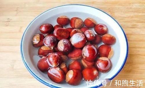板栗新做法,不烤不煮,8分钟个个开口,自动脱皮,比买的还好吃